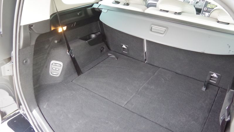 Velký kufr má celkem vysoko podlahu, ale je to dáno tím, že pod ní se schovávají další dvě sedadla.