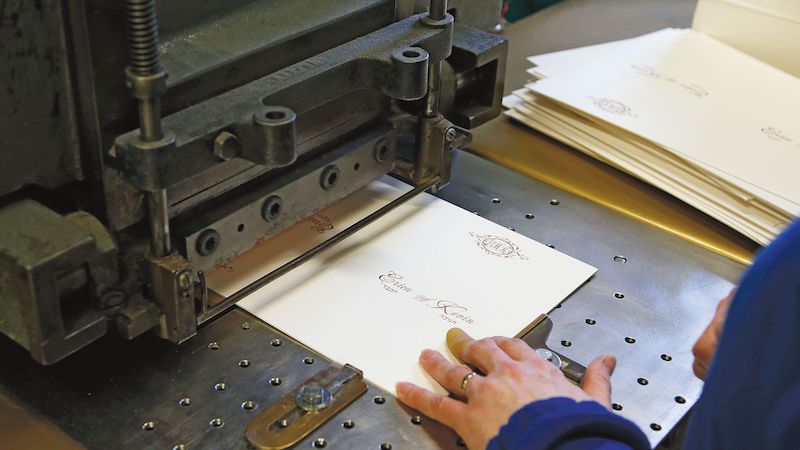 Papír se musí vkládat do strojů s přesností na desetiny milimetru.