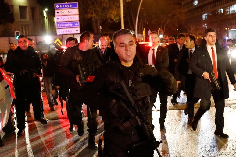 Turečtí policisté u galerie, kde postřelili ruského velvyslance. 