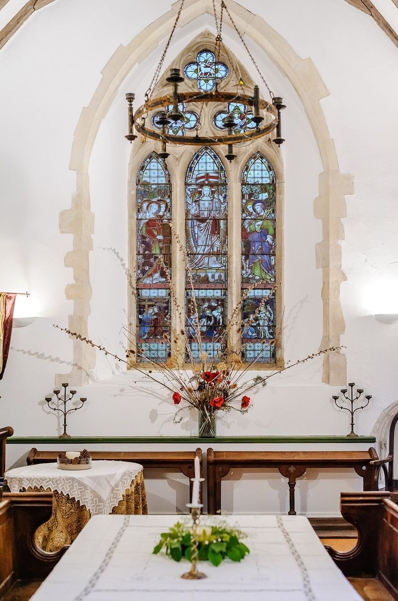 V bývalém anglikánském kostele zůstala zachovaná nádherná vitrážová okna s vyobrazením svatých a mj. i lustr, do nějž se jako zdroj světla vsazují svíce.