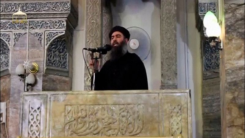 Abú Bakr Bagdádí v roce 2014 v mosulské mešitě, kde vyhlásil chalífát.