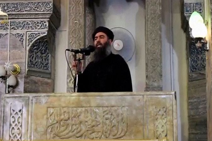Abú Bakr Bagdádí v roce 2014 v mosulské mešitě, kde vyhlásil chalífát