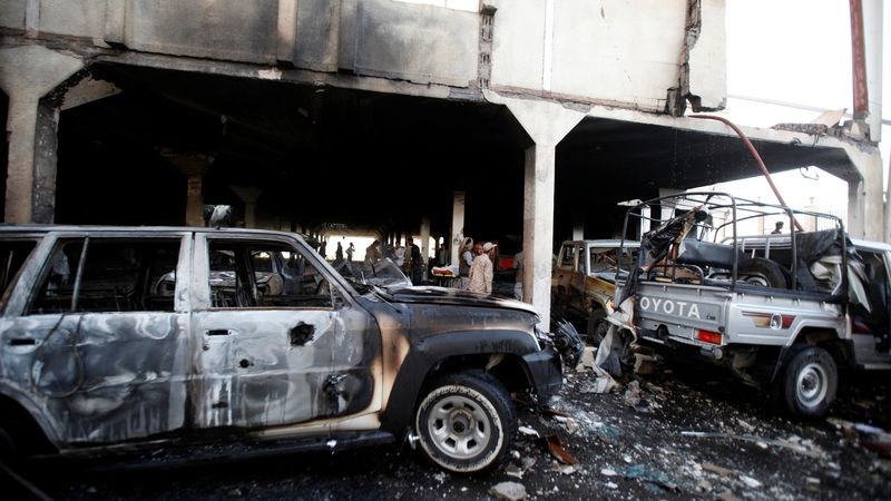 Škody po náletu na smuteční síň v Saná 