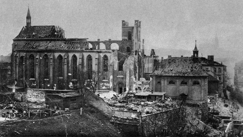 Bombardováním těžce poškozený Emauzský klášter