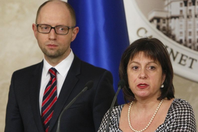 Ukrajinská ministryně financí Natalija Jarešková s premiérem Arsenijem Jaceňukem