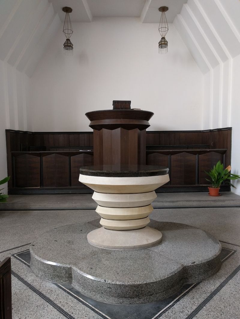Stůl Páně je vytvořen ze tří druhů kamene.