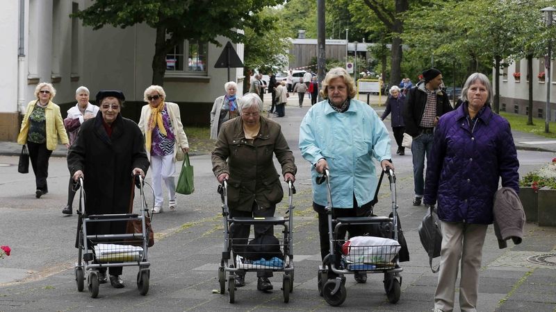 Obyvatelé kolínského domova důchodců při evakuaci kvůli bombě