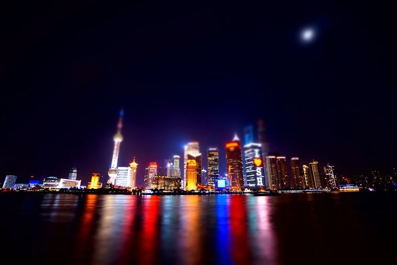 Šanghaj - jeden z hlavních motorů Číny jako největšího producenta automobilů na světě. Vedle sídel automobilek tu najdeme i městskou pláž a spoustu špiškových hotelů.