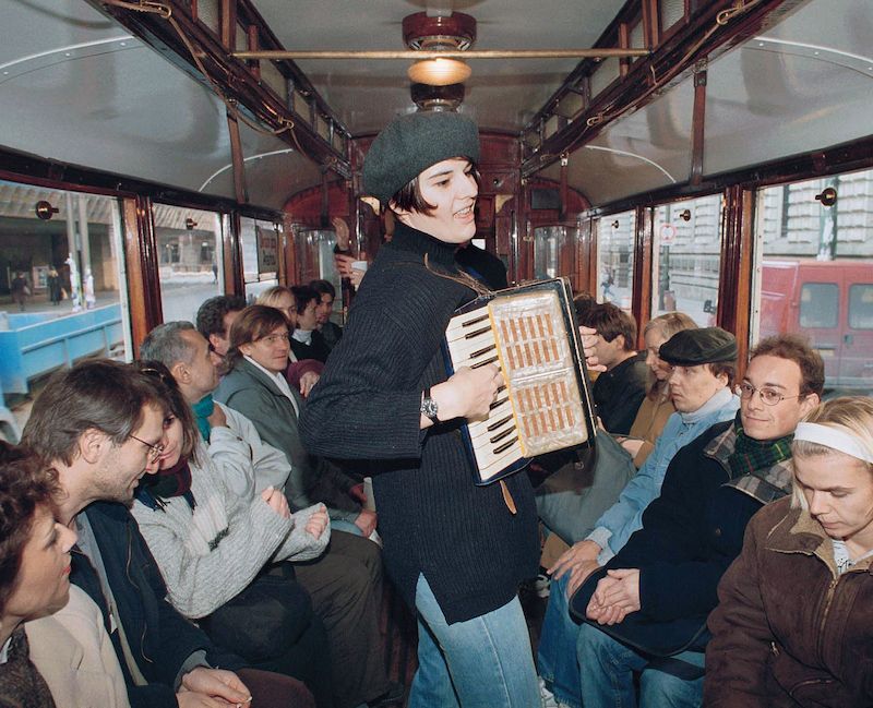 Vystupování mimo koncertní síně jí vyhovuje. Fotografie pochází z roku 1999, kdy zazpívala lidem v tramvaji u příležitosti svátku poezie.