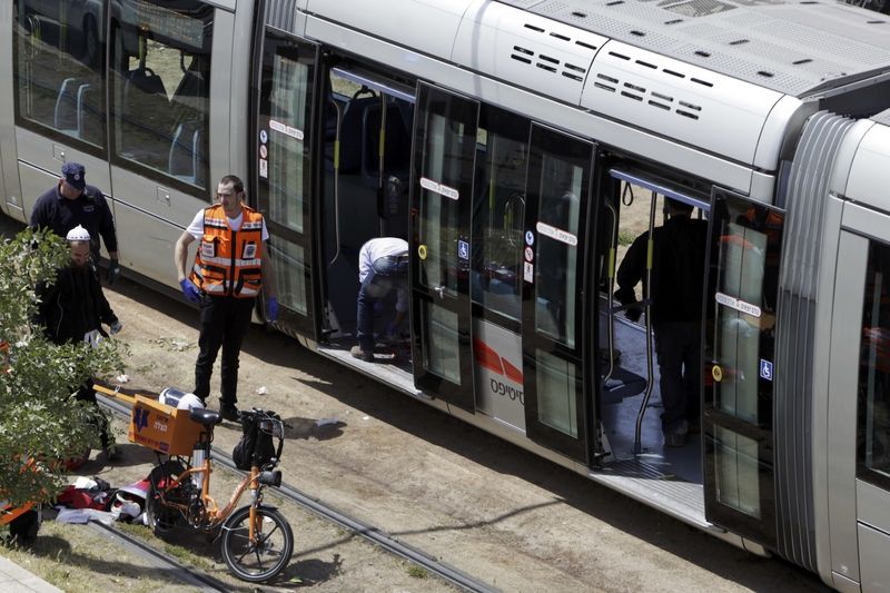 Záchranáři a policisté zasahují v tramvaji, kde došlo k útoku.