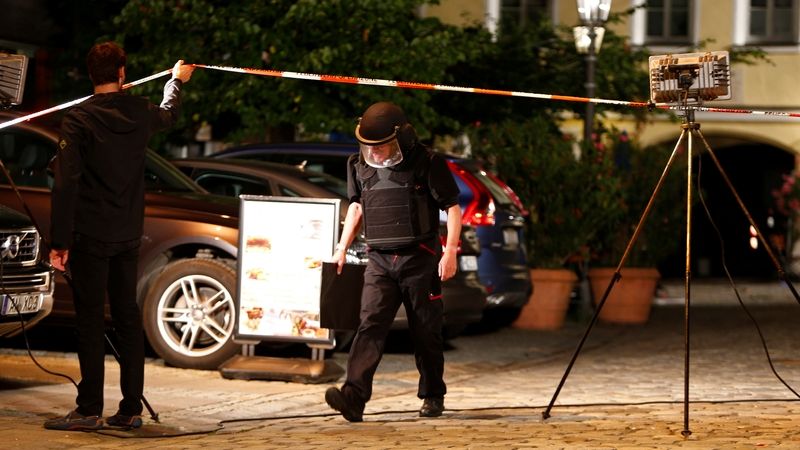 Policie u místa výbuchu v bavorském Ansbachu