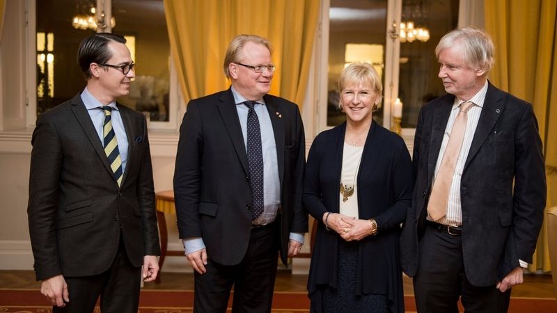 Švédský ministr obrany Peter Hultqvist (druhý zleva)a švédská ministryně zahraničí Margot Wallströmová. Na snímku je současně finský ministr obrany Carl Haglund (první zleva) a šéf finské diplomacie Erkki Tuomioja (první zprava).