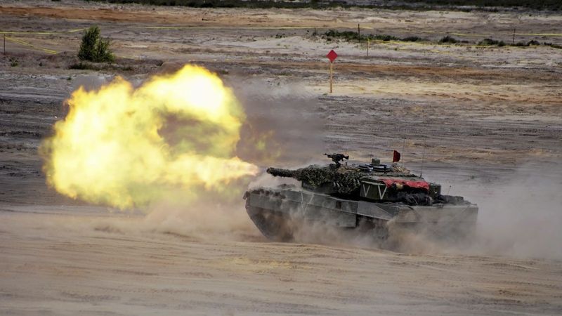 Tank NATO pálí při cvičení v Polsku 