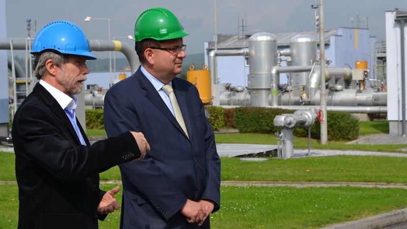 Ministr Jan Mládek při prohlídce podzemních zásobníků zemního plynu v Hájích u Příbrami.