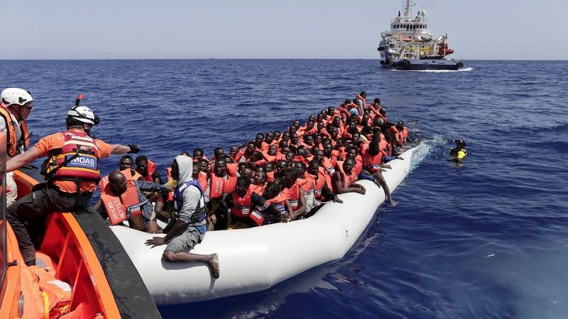 Záchrana migrantů u pobřeží Libye na archivním záběru