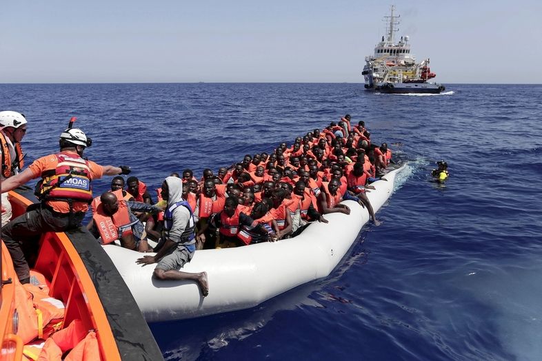 Záchrana migrantů u pobřeží Libye. Snímek z 18. srpna