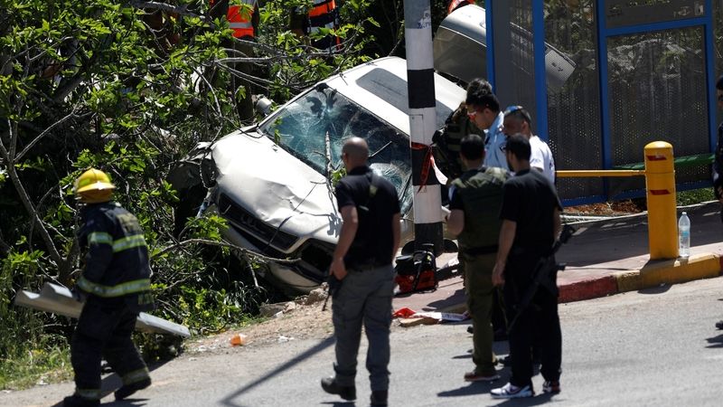 Izraelské bezpečnostní síly na místě útoku s pomocí auta 