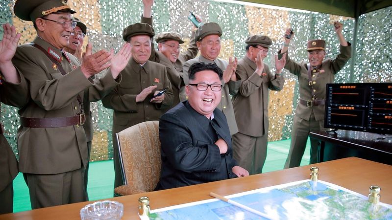 Severokorejský vůdce Kim Čong-un po úspěšném testu rakety Hwasong-12 s raketovými experty Ri Pchjong-čcholem (uprostřed v přední řadě) zleva) a Čang Čchang-haem (vpravo). 