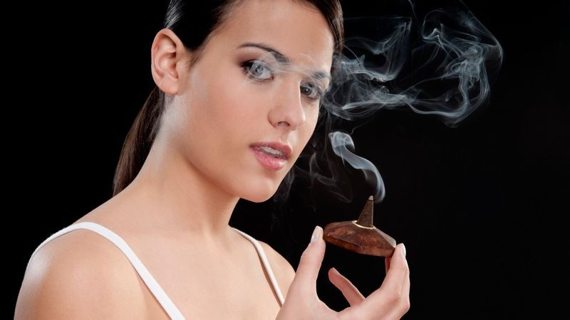 Vdechování kouře z vonných tyčinek vyvolá rakovinu spíš než kouření cigaret.
