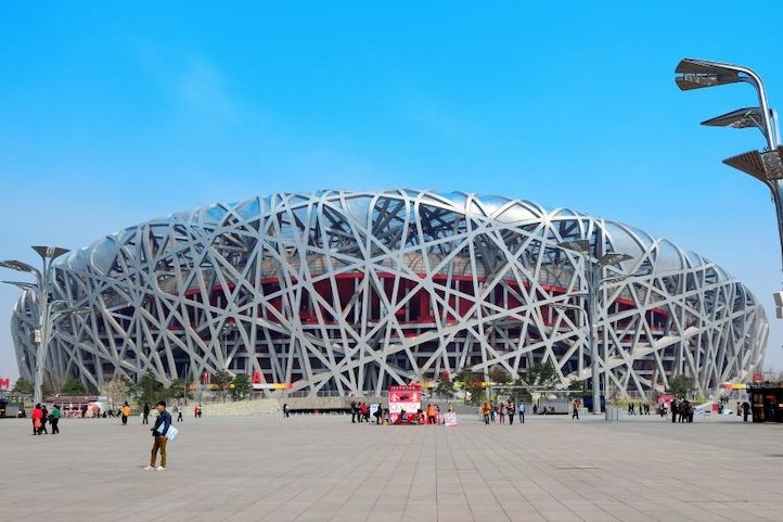 Stojí vedle Pekingského národního plaveckého centra. Víte, jak se tomuto stadionu říká?