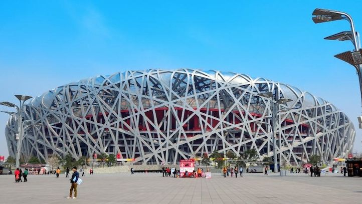 Stojí vedle Pekingského národního plaveckého centra. Víte, jak se tomuto stadiónu říká?