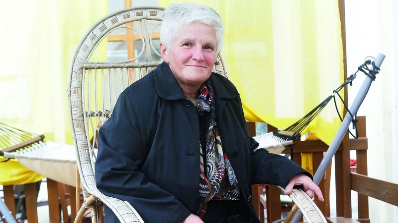 Emília Gejdošová je druhým rokem v penzi. Nyní vypomáhá s hlídáním čtyř dětí dvěma rodinám v Brně. 