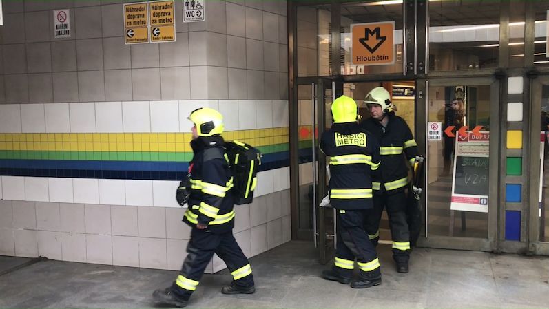 Metro B stojí, muž v Hloubětíně nepřežil střet se soupravou