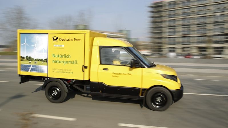 Mit ihrem Elektroauto begeistert die Deutsche Post Automobilunternehmen