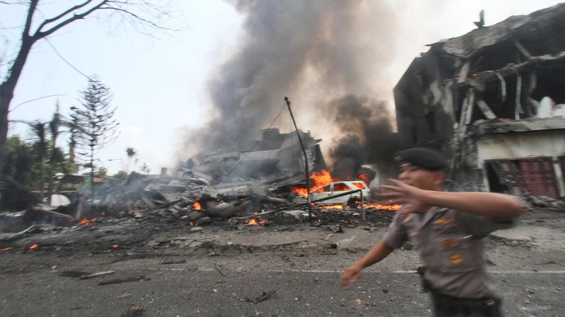 Místo pádu vojenského letadla v Medanu na Sumatře