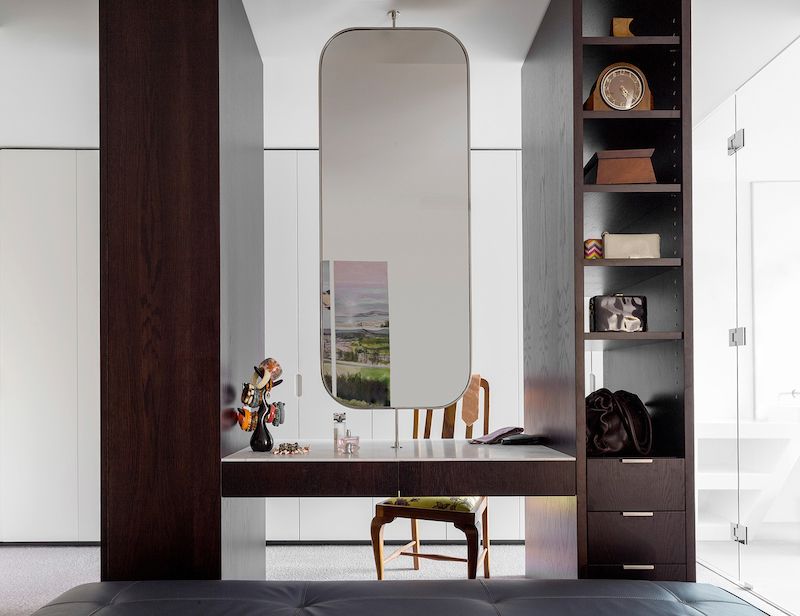 Interiérová designérka navrhla několik kusů zařízení a nábytku, mezi jinými například tento stolek se zrcadlem v šatně.