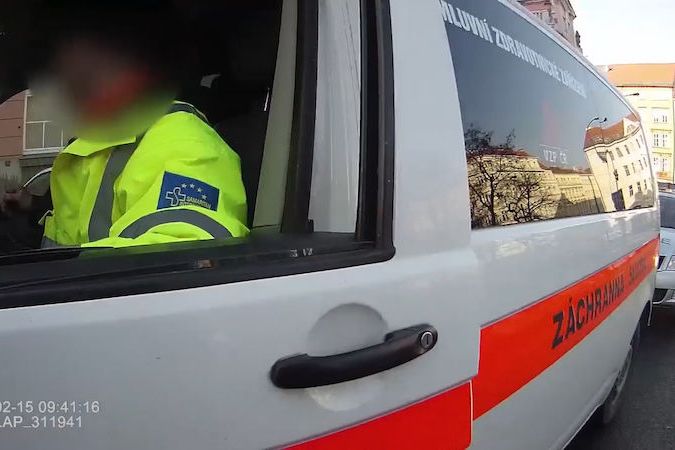 BEZ KOMENTÁŘE: Policie zastavila opilého řidiče sanitky