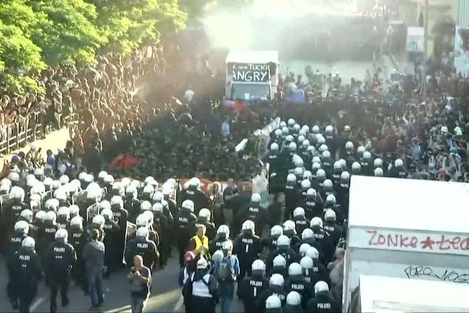 BEZ KOMENTÁŘE: Vítejte v pekle. Demonstranti slibují, že summit G20 rozloží