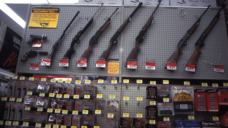 Zbraně vystavené v americkém obchodě řetězce Walmart.