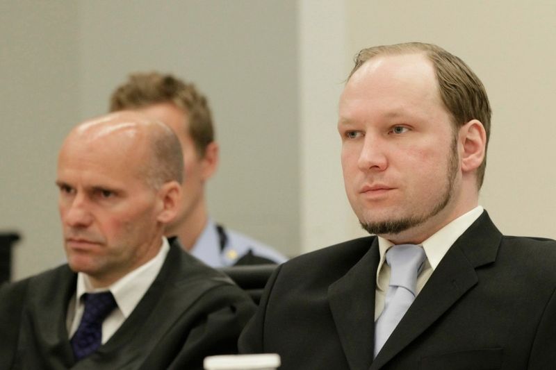 Anders Behring Breivik (vpravo) se svým obhájcem