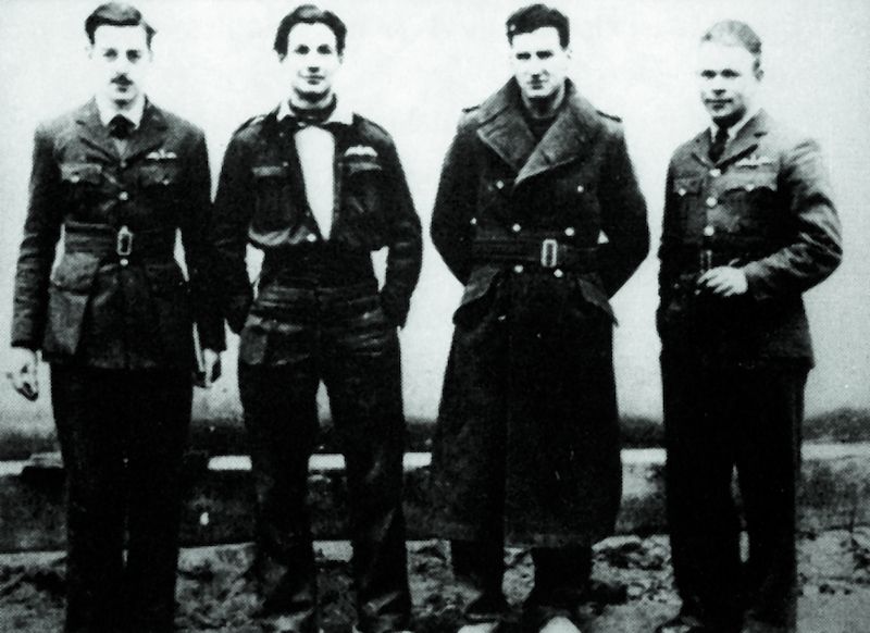 Josef Bryks (vpravo) na nedatovaném snímku v Německu jako válečný zajatec se třemi britskými druhy.