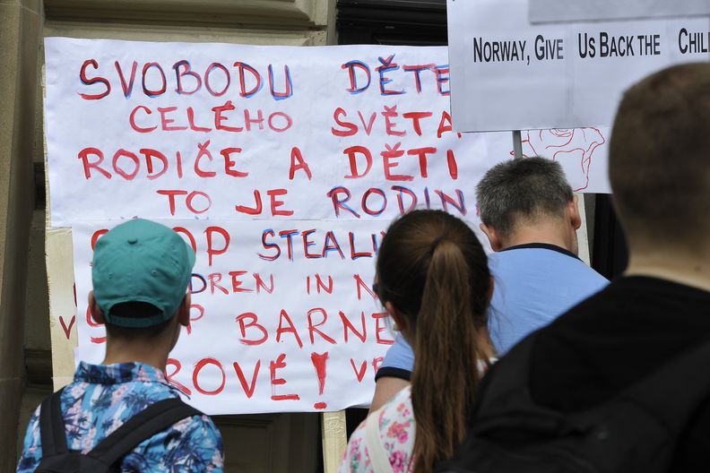 V Praze se protestovalo proti praktikám norské sociálky Barnevernet, případy odebrání dětí rodičům za sporných okolností se ale dějí i v České republice.