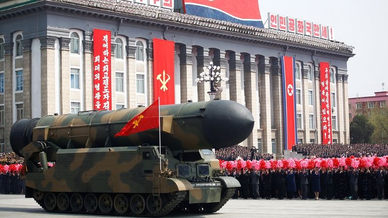 Severokorejci slaví výročí narození Kim Ir-sena. Na snímku vojenská přehlídka v Pchjongjangu