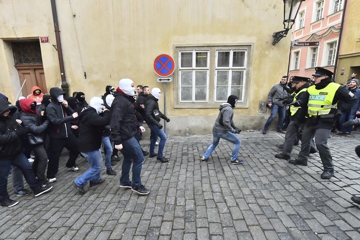 Příznivci (vpravo) a odpůrci (vlevo) uprchlíků se 6. února odpoledne střetli v Thunovské ulici v Praze na Malé Straně.