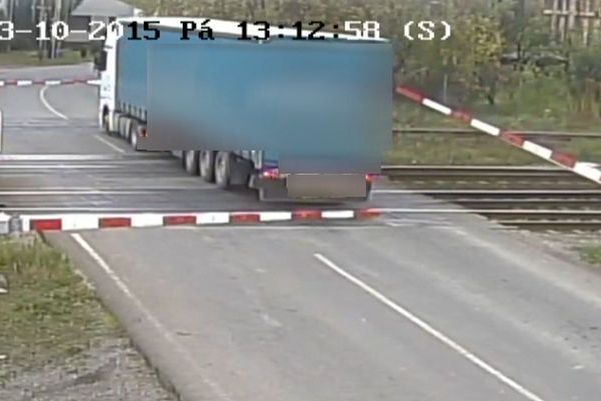 BEZ KOMENTÁŘE: Kamión ve Studénce prorazil závoru pár sekund před vlakem