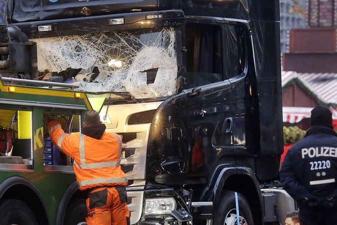 Policie nechává odtáhnout tahač kamionu, kterým útočník najel do lidí na vánočním trhu v Berlíně.