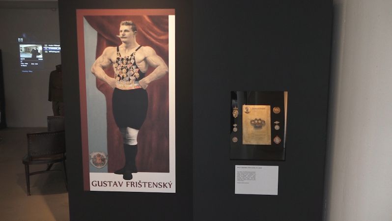 Slavný řecko-římský zápasník 20. století Gustav Frištenský věnoval své přítelkyni Miroslavě Ellederové kapesní zbraň zvanou boxer umístěnou ve vitríně 