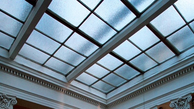 Prosklená stropní konstrukce umožňuje přirozené osvětlení interiéru vily.
