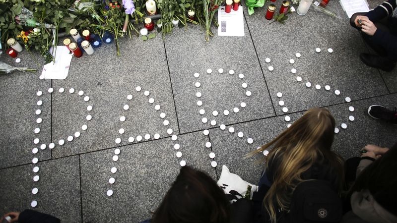 Mladé ženy vytvořily v Berlíně ze svíček nápis Paris, lidé se sešli na podporu přeživších po teroristických útocích v Paříži.
