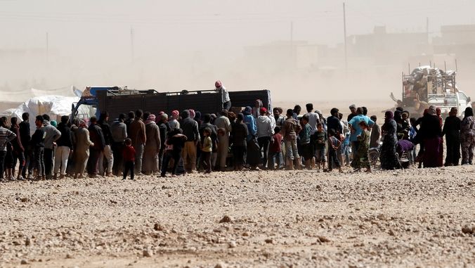 Uprchlíci v Sýrii čekají v táboře na potraviny