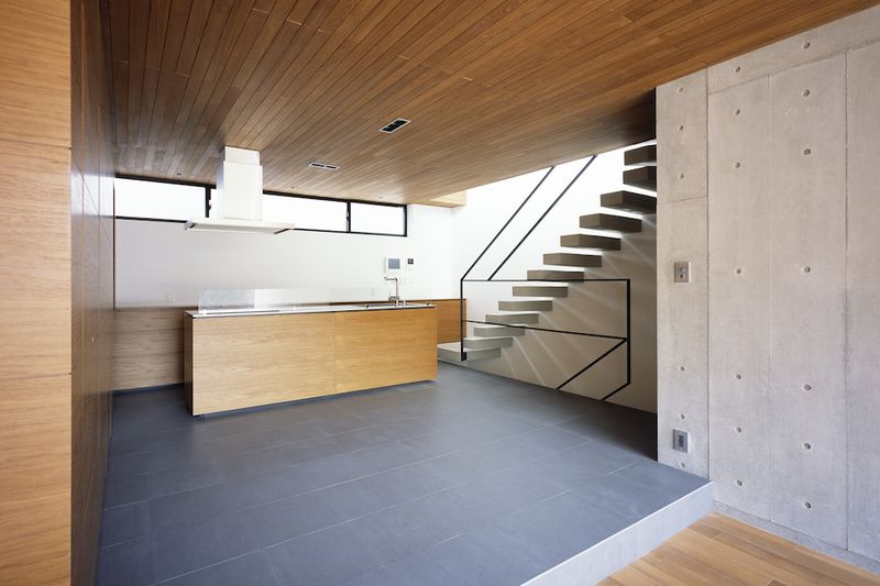 V interiéru se poměr sil mezi dřevem a betonem oproti čelní fasádě proměnil.