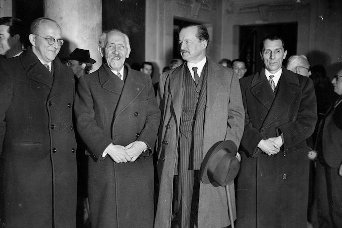 Alfred Duff Cooper (druhý zprava), toho času velvyslanec Velké Británie ve Francii, se sovětským velvyslancem Alexanderem Bogomolovem a vědci Paulem Langevinem a Frédérikem Joliot-Curiem na pařížské Sorbonně v březnu 1945.