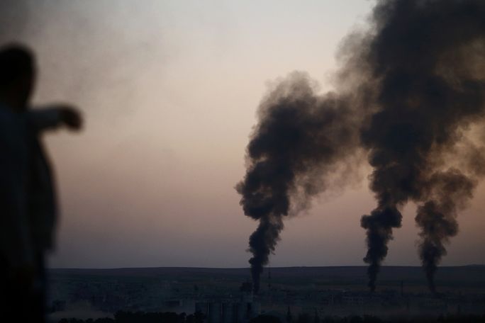 Dým stoupá z bombardovaného Kobani 