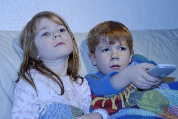 Pro děti je sledování televize rychlý způsob trávení času, bez nutnosti vyvíjet svoji vlastní aktivitu.