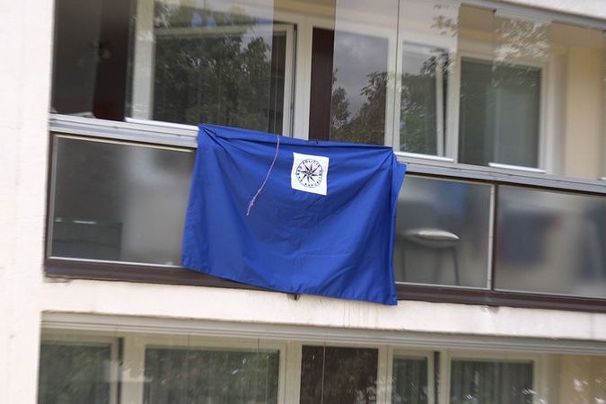 BEZ KOMENTÁŘE: Na balkóně panelového domu objevili tělo ženy