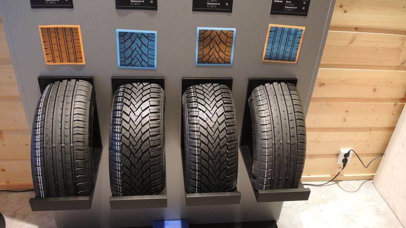 K takovým pneumatikám se jinak než od gumárenské firmy nemáte šanci dostat: všechny kombinace dvou různých směsí a dvou dezénů. 